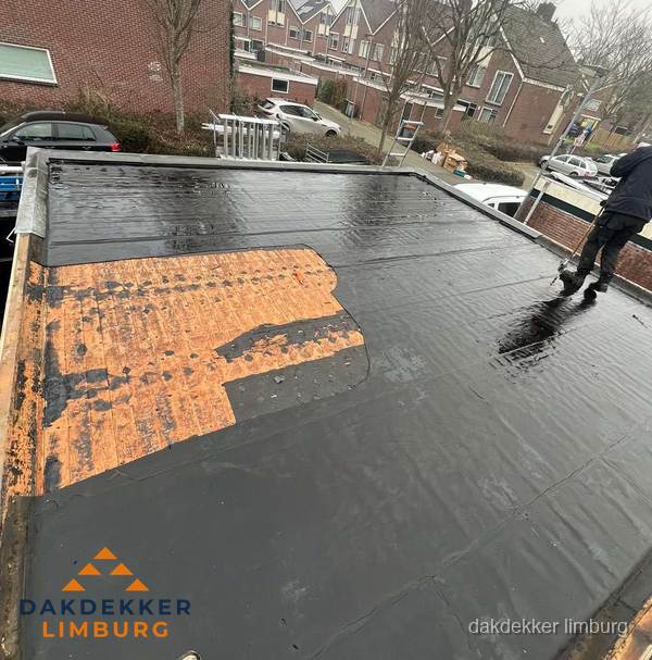 Dakdekker brengt EPDM dakbedekking aan op plat dak in Limburg