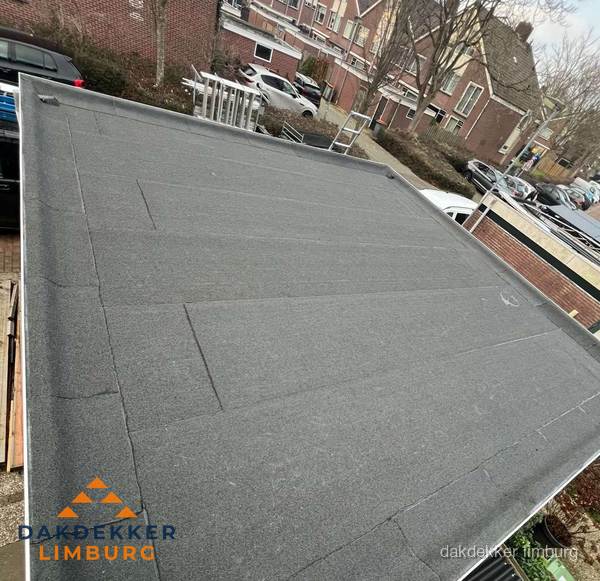 Nieuwe bitumen dakbedekking op plat dak van garage in Limburg Nieuwe bitumen dakbedekking op plat dak van garage in Limburg