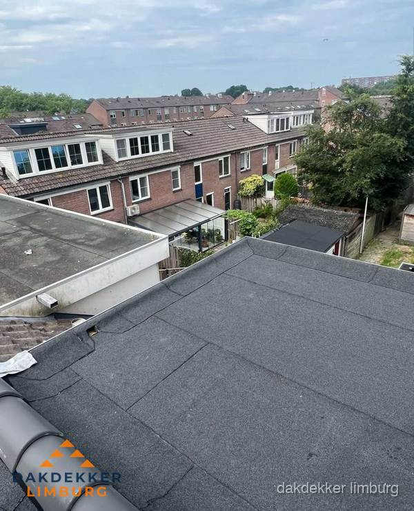Vernieuwd plat dak met bitumen in woonwijk in Limburg