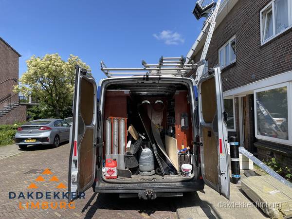 Spoed dakdekker bus met gereedschap en ladder bij woning in Limburg