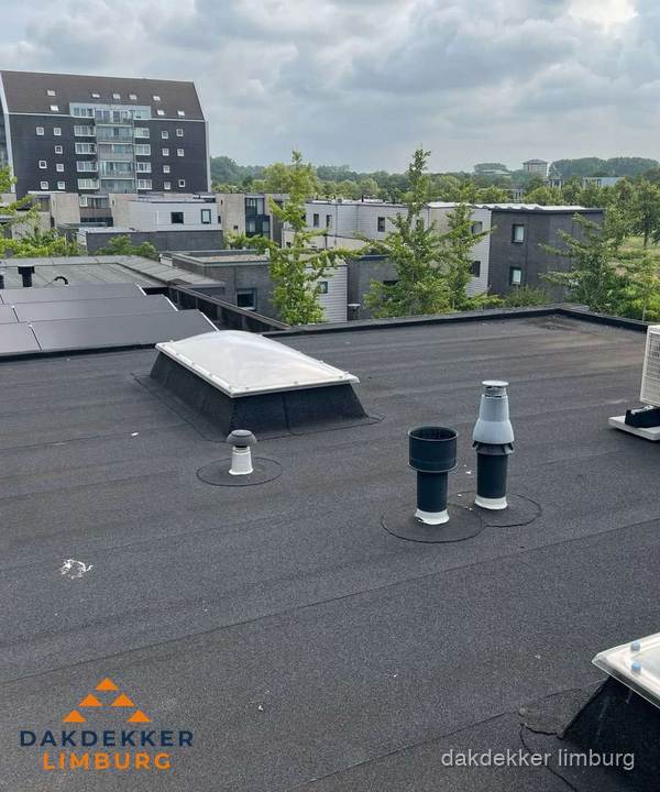 Groot plat dak met lichtkoepel en dakdoorvoeren in Limburg Groot plat dak met lichtkoepel en dakdoorvoeren in Limburg