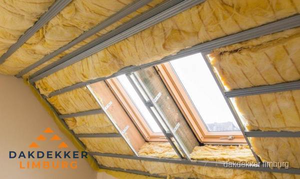 Schuin dak isoleren met glaswol bij dakraam in Limburg