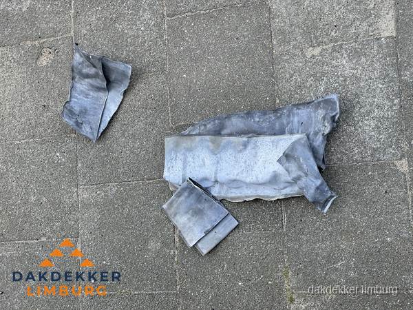Oude verwijderde loodslabben na vervanging in Limburg Oude verwijderde loodslabben na vervanging in Limburg