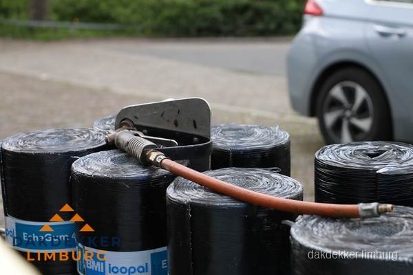Rollen bitumen dakbedekking EshaGum klaar voor installatie in Limburg Rollen bitumen dakbedekking EshaGum klaar voor installatie in Limburg