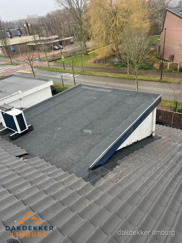 Plat dak met bitumen isolatie en dakbedekking in Limburg