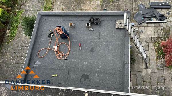 Plat dak met nieuwe bitumen bedekking in Limburg