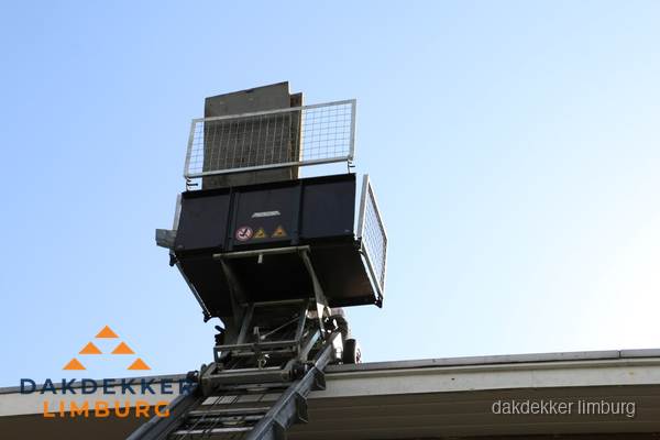 Dakdekkerslift voor materiaal transport bij dakwerkzaamheden in Limburg Dakdekkerslift voor materiaal transport bij dakwerkzaamheden in Limburg