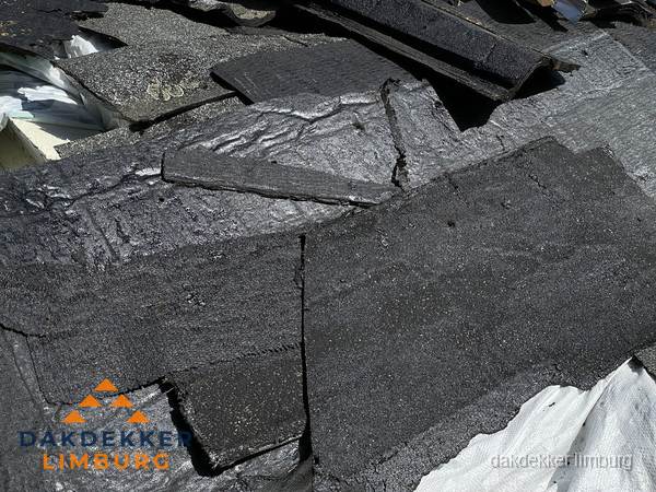 Verwijderd oud bitumen dakleer klaar voor vervanging in Limburg