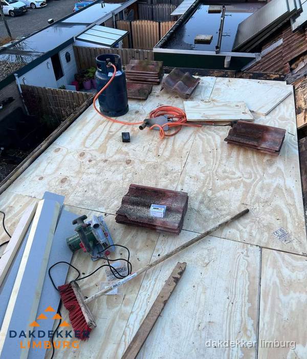 Dakreparatie werkzaamheden op plat dak met gereedschap in Limburg Dakreparatie werkzaamheden op plat dak met gereedschap in Limburg