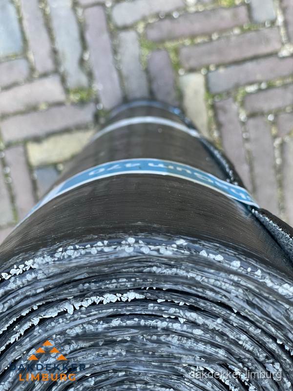 Rol bitumen dakleer met leislag voor plat dak in Limburg Rol bitumen dakleer met leislag voor plat dak in Limburg