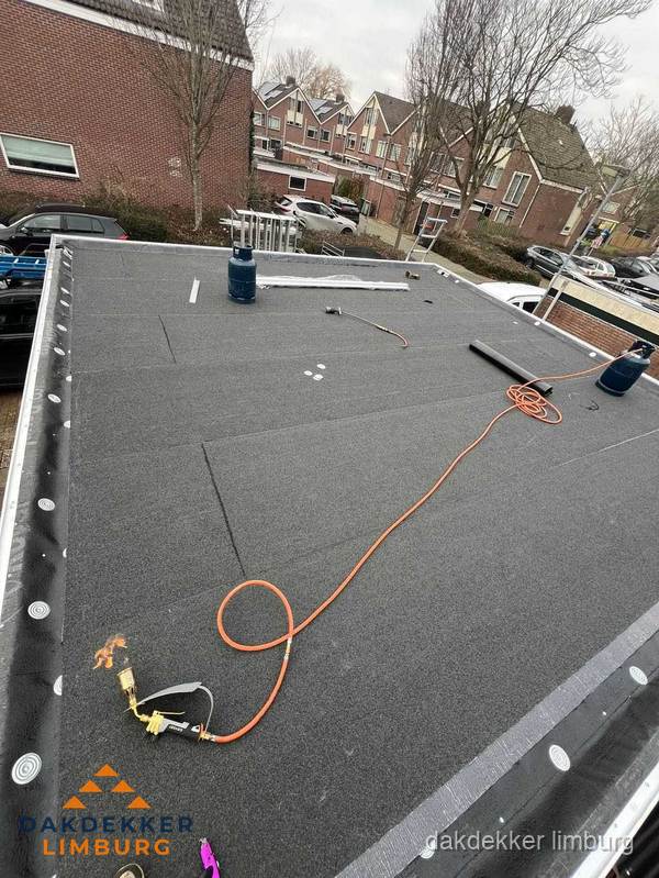 Afgewerkte dakrenovatie met bitumen op plat dak in Limburg Afgewerkte dakrenovatie met bitumen op plat dak in Limburg