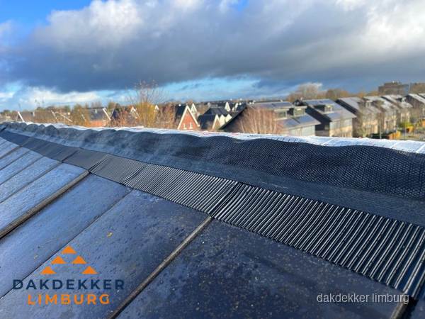 Dakisolatie bij de nok met ventilatieprofiel op schuin dak in Limburg Dakisolatie bij de nok met ventilatieprofiel op schuin dak in Limburg