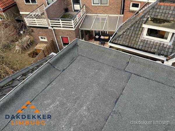 Overzicht plat dak met dakgoot in woonwijk Limburg
