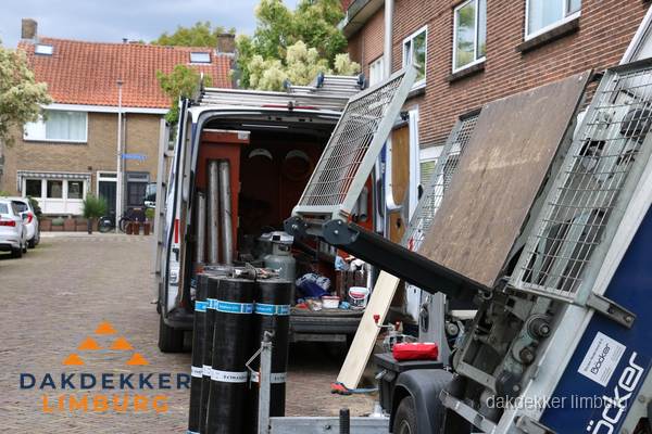 Dakdekkersbusje met materiaal en ladderlift voor dakpannen vervangen in Limburg