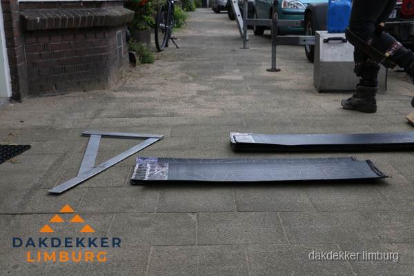 Dakbedekkingsmateriaal en zinkwerk klaargelegd voor reparatie in Limburg Dakbedekkingsmateriaal en zinkwerk klaargelegd voor reparatie in Limburg