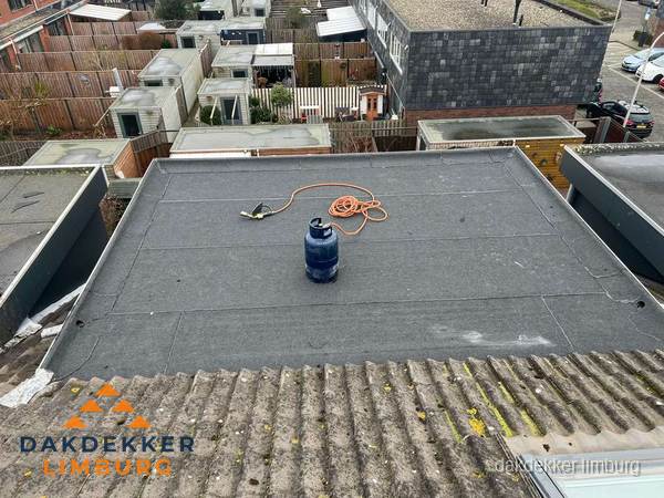 Dakrenovatie afgerond met nieuwe bitumen dakbedekking in Limburg