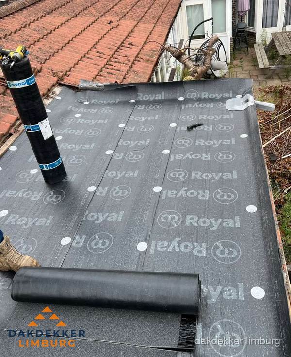 Bitumen dakbedekking leggen op plat dak aanbouw in Limburg Bitumen dakbedekking leggen op plat dak aanbouw in Limburg