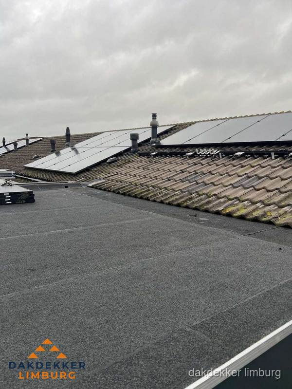 Bitumen dakbedekking op plat dak met aansluitend pannendak en zonnepanelen in Limburg