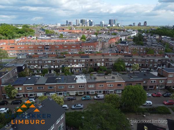 Luchtfoto van daken in woonwijk Limburg