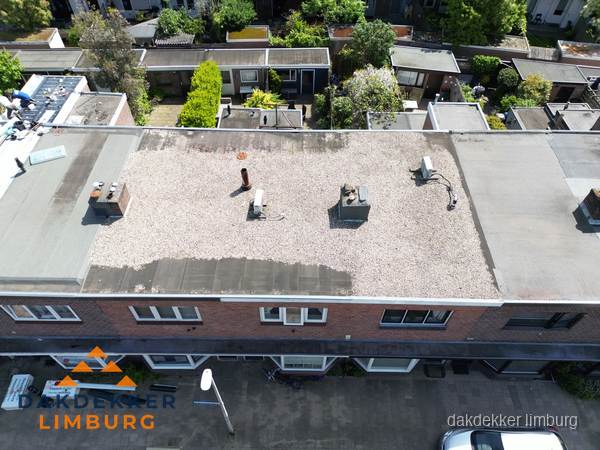Plat dak met grindballast en dakdoorvoeren in Limburg