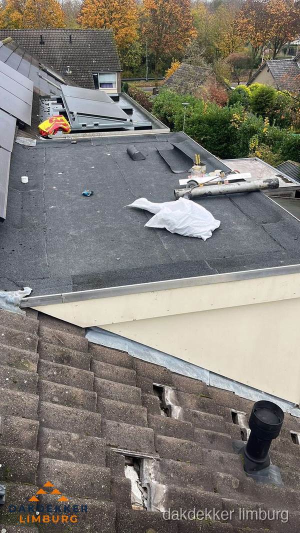 Beschadigde dakbedekking op plat dak voor reparatie in Limburg Beschadigde dakbedekking op plat dak voor reparatie in Limburg