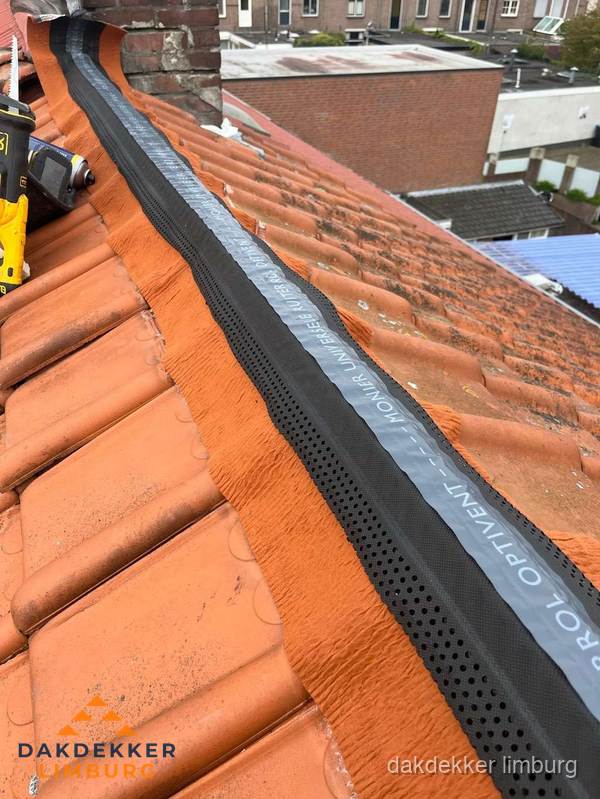 Nokventilatie installeren op hellend pannendak in Limburg