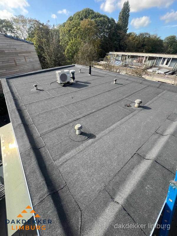 Kosten dakdekker: afgewerkt plat bedrijfsdak met bitumen in Limburg Kosten dakdekker: afgewerkt plat bedrijfsdak met bitumen in Limburg