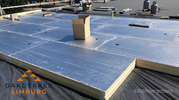 PIR isolatieplaten worden gelegd op plat dak voor dakisolatie in Limburg PIR isolatieplaten worden gelegd op plat dak voor dakisolatie in Limburg