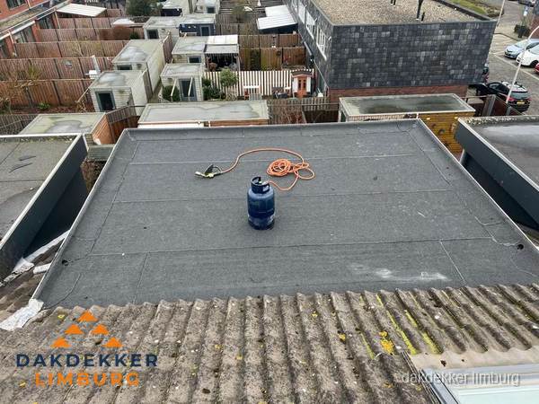 Plat dak met nieuwe bitumen dakbedekking en brandgereedschap in Limburg Plat dak met nieuwe bitumen dakbedekking en brandgereedschap in Limburg