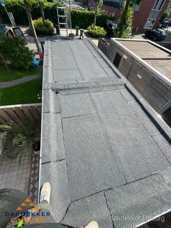 Bitumen plat dak rijtjeswoning vanuit dakdekker perspectief in Limburg