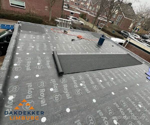 Dakrenovatie plat dak met bitumen dakbedekking in Limburg