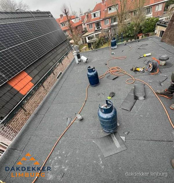 Daklekkage repareren met brandgereedschap op plat dak in Limburg Daklekkage repareren met brandgereedschap op plat dak in Limburg