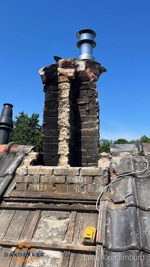 Beschadigde schoorsteen met nieuwe rookgasafvoer op oud dak in Limburg Beschadigde schoorsteen met nieuwe rookgasafvoer op oud dak in Limburg