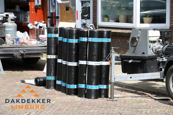Rollen bitumen dakbedekking klaar voor daklekkage reparatie in Limburg Rollen bitumen dakbedekking klaar voor daklekkage reparatie in Limburg