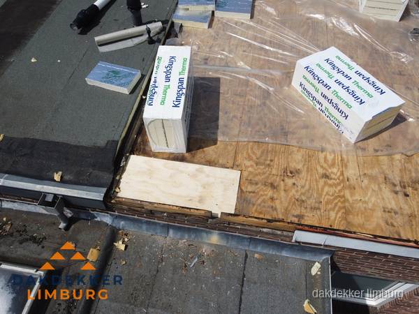 Plat dak isolatie met Kingspan isolatieplaten tijdens renovatie in Limburg Plat dak isolatie met Kingspan isolatieplaten tijdens renovatie in Limburg
