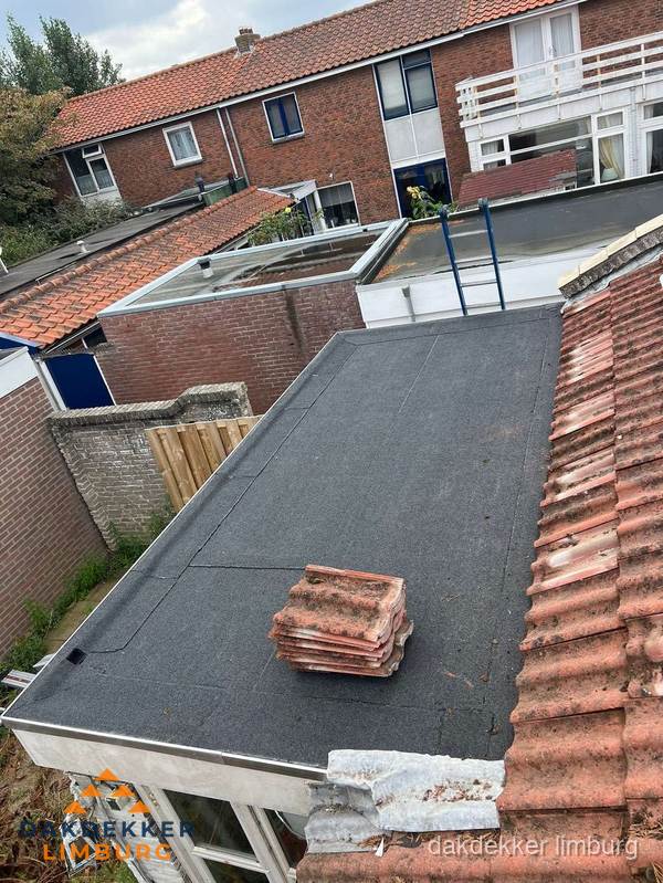 Aanbouw plat dak met reservepannen voor dakpannen vervangen in Limburg Aanbouw plat dak met reservepannen voor dakpannen vervangen in Limburg