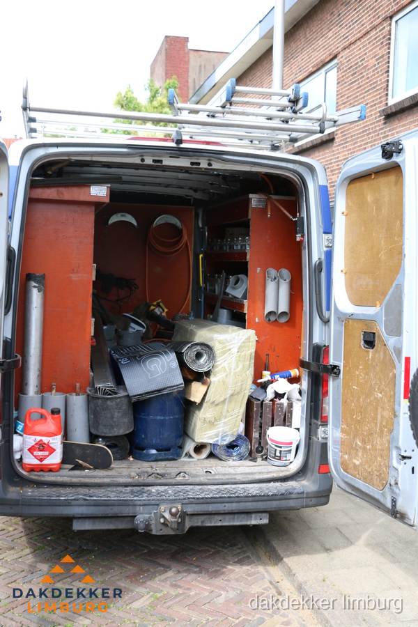 Bedrijfsbus van dakdekker met gereedschap en materialen in Limburg Bedrijfsbus van dakdekker met gereedschap en materialen in Limburg
