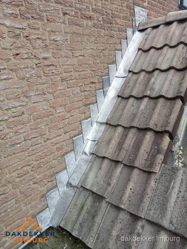 Loodslabben langs dakaansluiting bij bakstenen muur in Limburg Loodslabben langs dakaansluiting bij bakstenen muur in Limburg