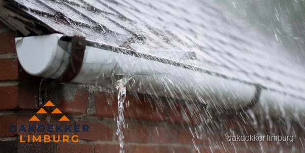 Lekkende dakgoot tijdens regenval in Limburg Lekkende dakgoot tijdens regenval in Limburg