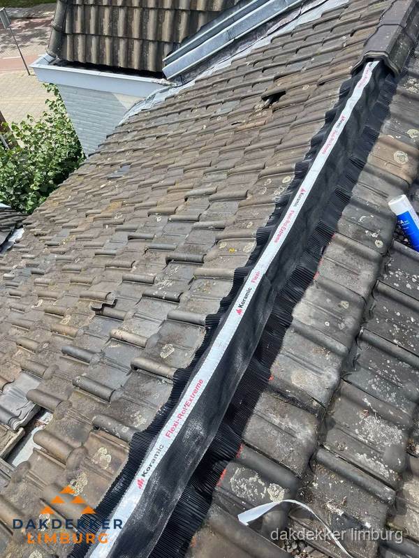 Nokvorst renovatie met Koramic nokrol op schuin pannendak in Limburg Nokvorst renovatie met Koramic nokrol op schuin pannendak in Limburg