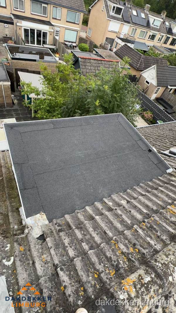 Plat dak aanbouw met bitumen dakbedekking in woonwijk Limburg Plat dak aanbouw met bitumen dakbedekking in woonwijk Limburg