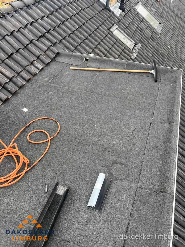 Plat dak reparatie met gereedschap en loodstroken in Limburg Plat dak reparatie met gereedschap en loodstroken in Limburg