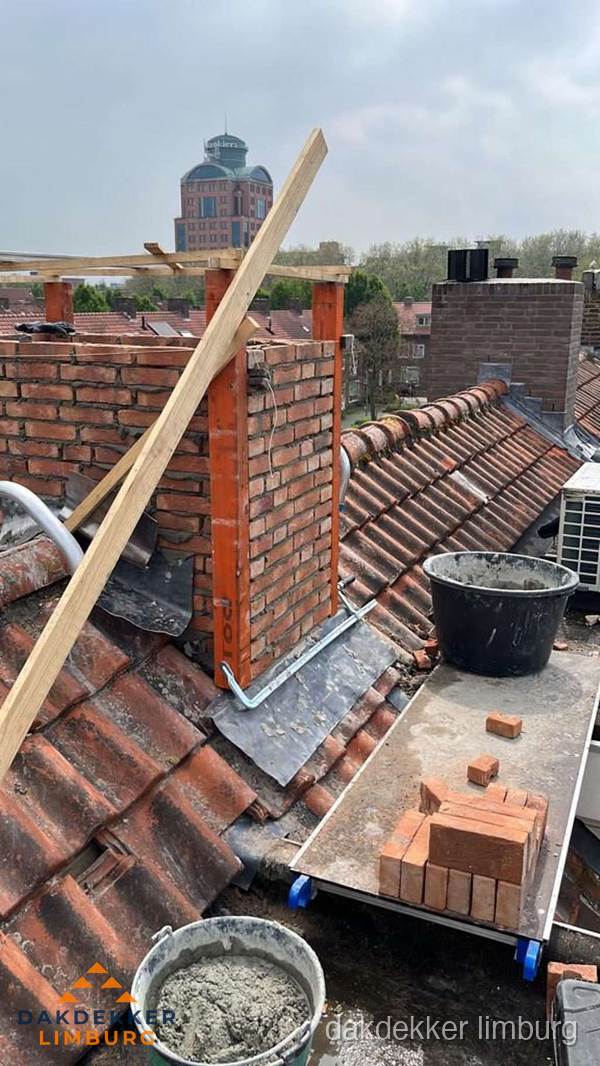 Schoorsteen renovatie met metselwerk op schuin dak in Limburg Schoorsteen renovatie met metselwerk op schuin dak in Limburg