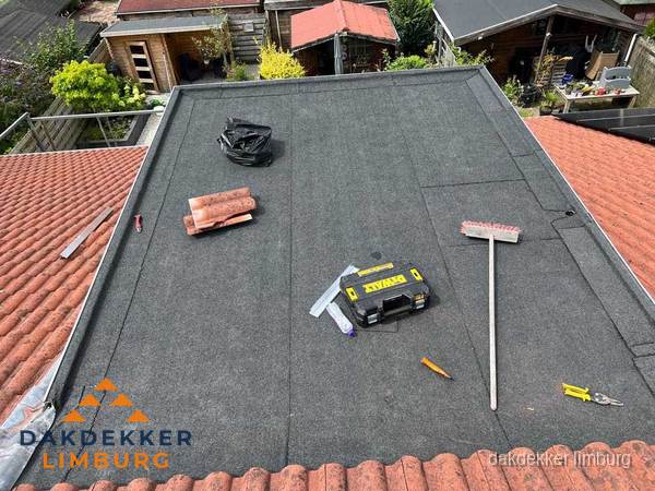 Nieuw plat dak met bitumen dakbedekking in Limburg