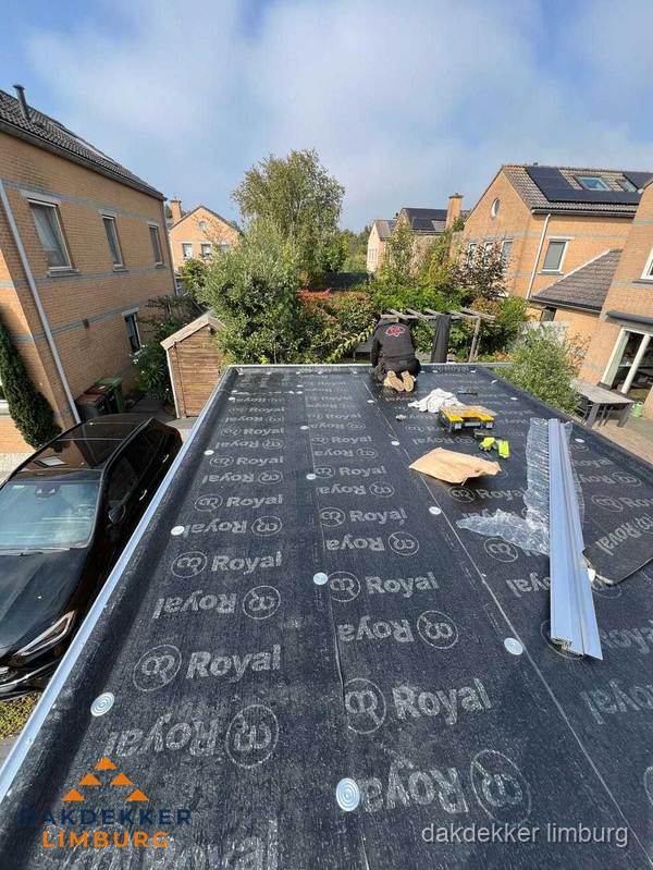 Nieuwe Royal bitumen dakbedekking op plat dak van aanbouw in Limburg