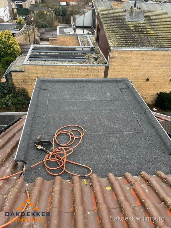 Reparatie aansluiting plat dak en schuin dak in Limburg Reparatie aansluiting plat dak en schuin dak in Limburg