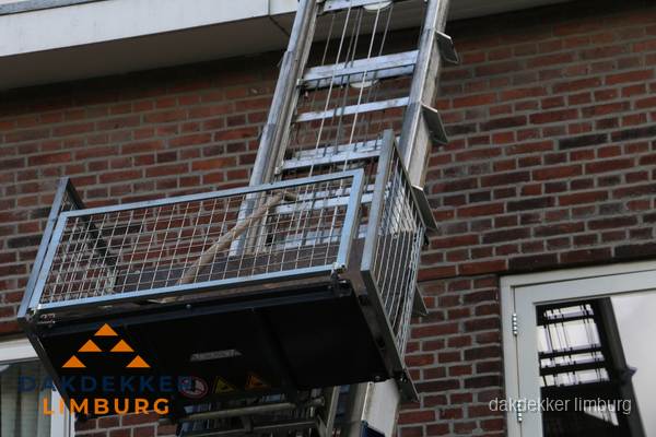 Ladderlift met dakpannen voor dakpan reparatie in Limburg Ladderlift met dakpannen voor dakpan reparatie in Limburg
