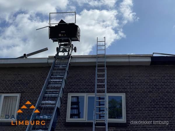 Ladderlift en ladder bij woning voor dakinspectie in Limburg Ladderlift en ladder bij woning voor dakinspectie in Limburg