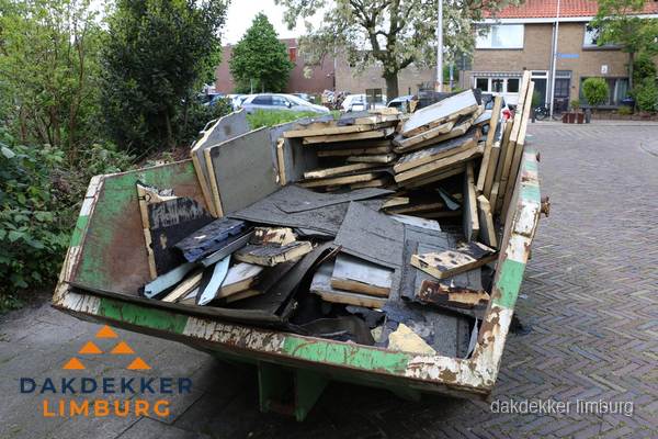 Puincontainer met oud dakmateriaal na dakrenovatie in Limburg Puincontainer met oud dakmateriaal na dakrenovatie in Limburg