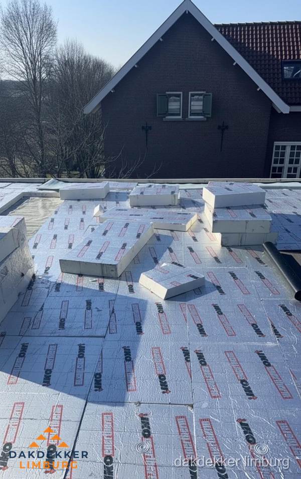 IKO PIR isolatieplaten op plat dak in Limburg IKO PIR isolatieplaten op plat dak in Limburg